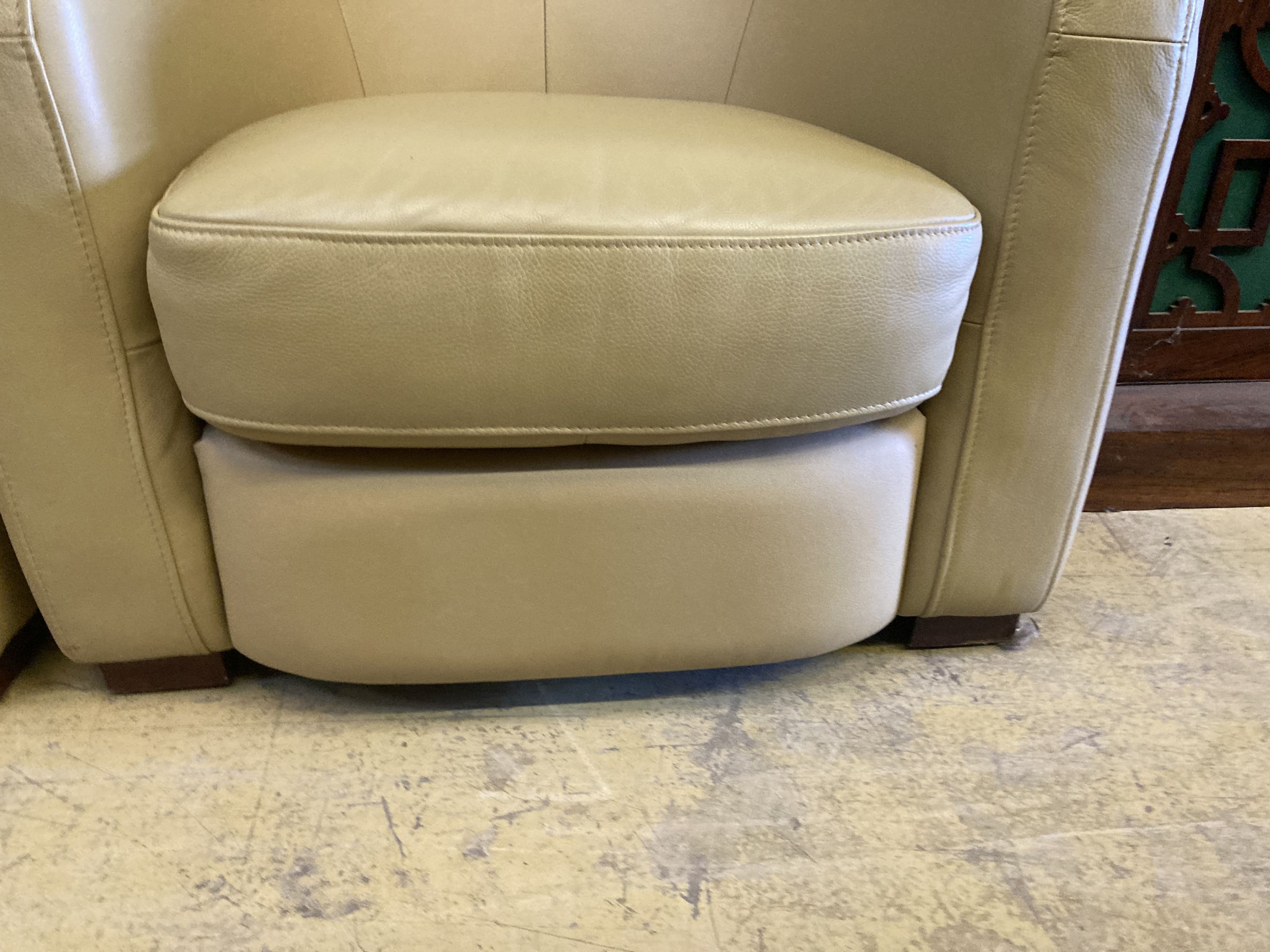 A pair of tub chairs upholstered in cream leather, width 86cm, depth 75cm, height 74cm